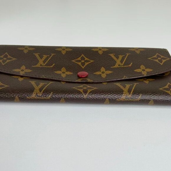 Louis Vuitton Monogram Canvas Wallet with Classic Design and Red Pin Detail - Picture 5 of 7